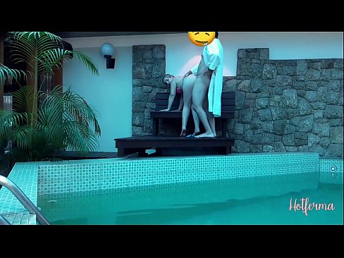 ❤️ Giimbitar sa amo ang katabang sa pool, apan dili makasukol sa init ❤❌ Porn video sa amon ❌